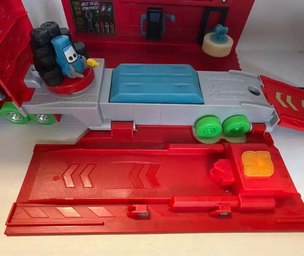 Disney Pixar Cars Lightning McQueenGlow Racer Transforming Mack Hauler Rust-eze